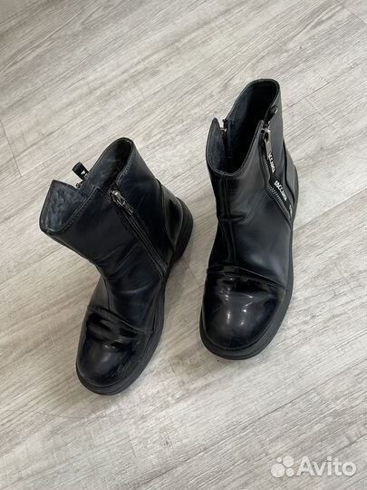 Пакет с детскими вещами и обувью