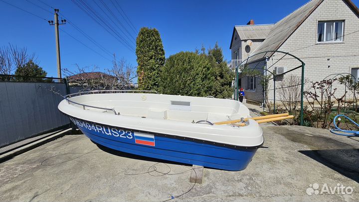 Лодка моторная с веслами 