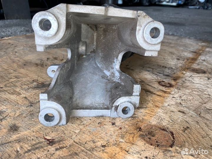 Подушка двигателя левая Suzuki Escudo TDA4W J24B