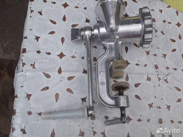 Мясорубка с набором ножей и крупной сеткой