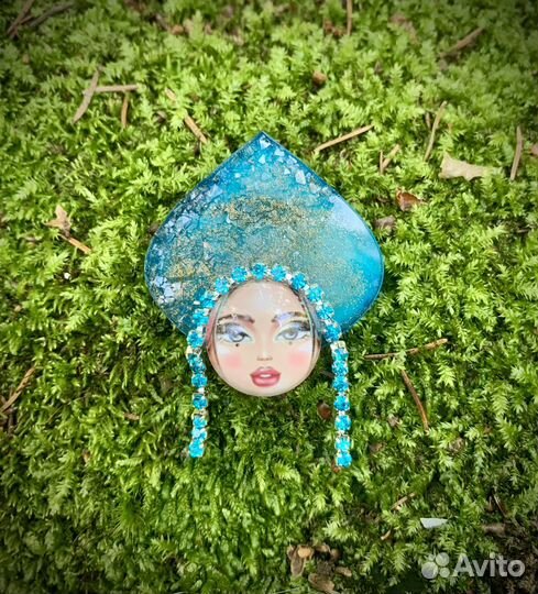 Брошь Девушка в кокошнике