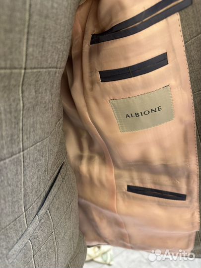 Серый клетчатый костюм 