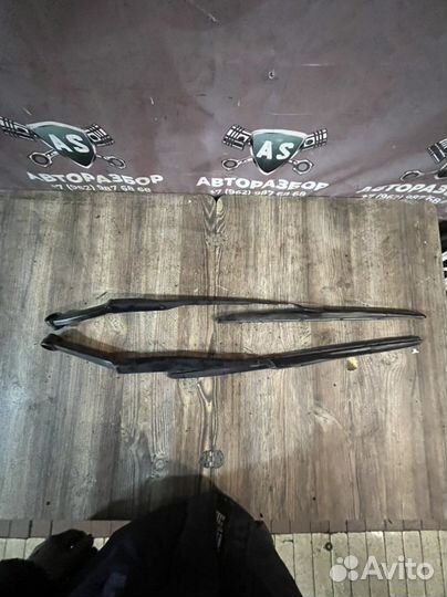 Kia quoris 3.8 Поводок стеклоочистителя передний