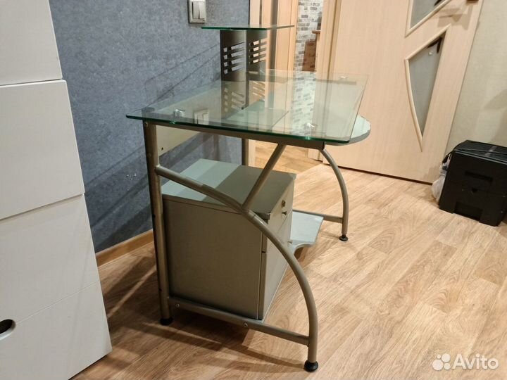 Стол крмпьютерный, маленький