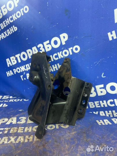 Кронштейн бачка гура. Scania P094Cb6X4Hz260