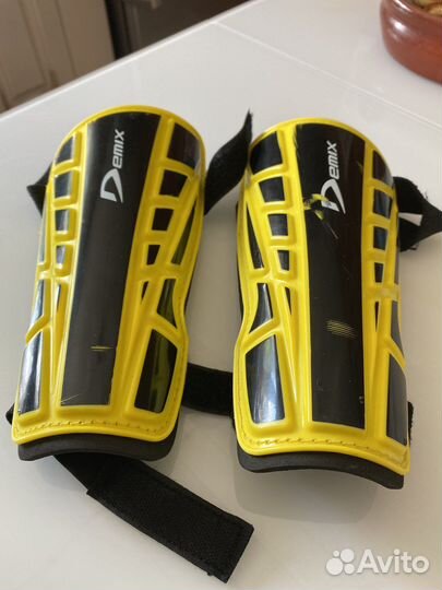 Футбольные щитки взрослые demix