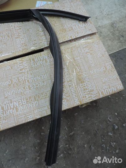 Уплотнитель стекла двери передней правой Renault F