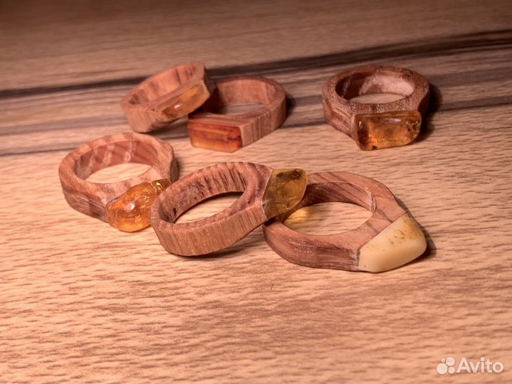 Кольцо с янтарем