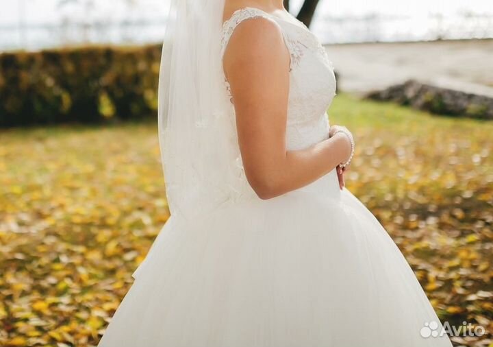 Свадебное платье с кружевом