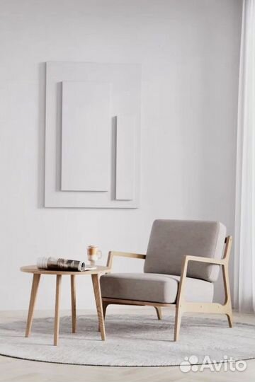 Кресло с деревянными ножками