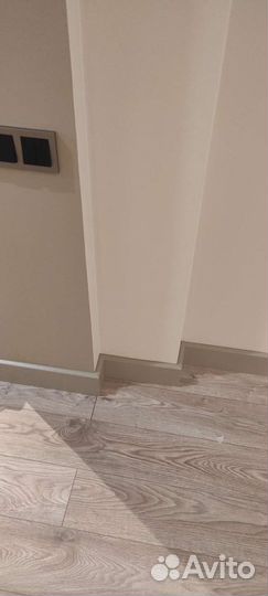 Установка напольных плинтусов