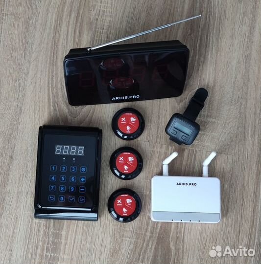 Кнопка вызова персонала, официанта, мастера и часы