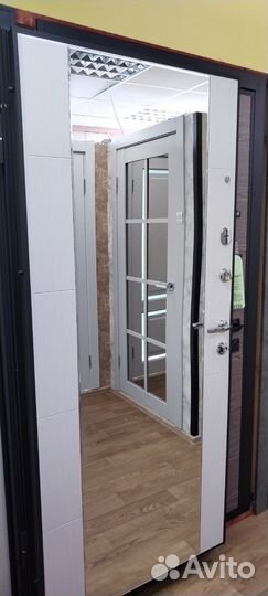 Входная дверь с зеркалом