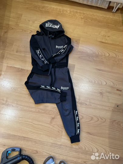 Спортивный костю для мальчика 8 -9 лет
