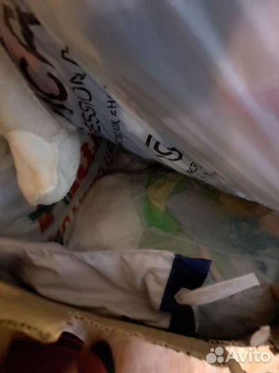 Большая коробка детских вещей