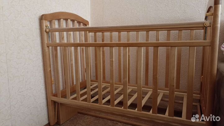 Детская кроватка с продольным маятником