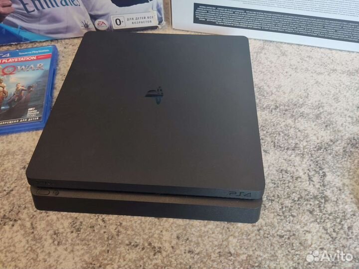 PS4 Slim 1Tb+2 джоя+UFC 3, Assassin и тд
