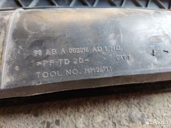 Накладка стеклоочистителя (жабо) Ford Focus 1