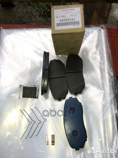 Колодки тормозные дисковые перед 4605B541