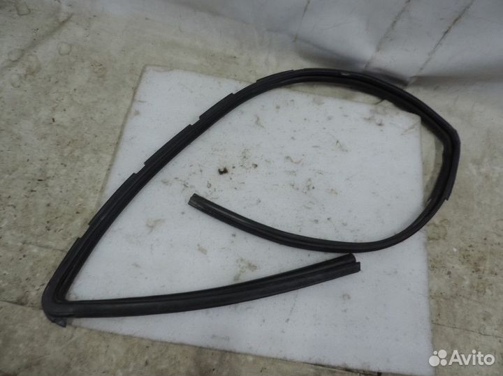 Уплотнитель стекла передний правый Nissan March 20