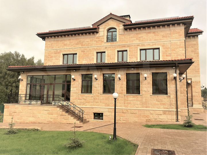 Коттедж 2500 м² на участке 1,8 га