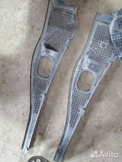 Решетка под дворники (жабо) правая Renault Logan 1