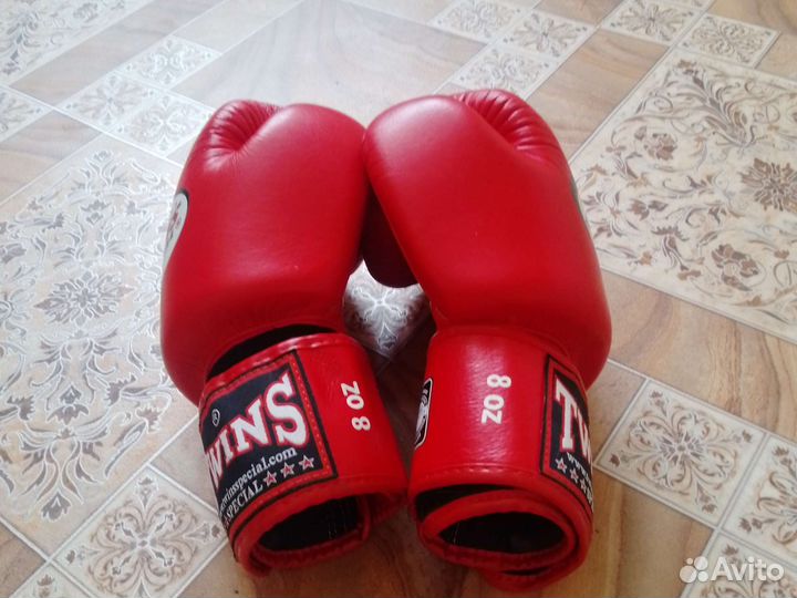 Боксерские перчатки twins 8