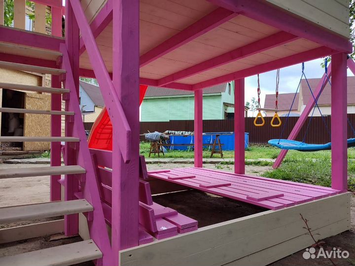 Детский деревянный домик на сваях