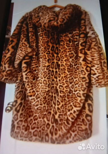 Шуба из эко меха с капюшоном белая