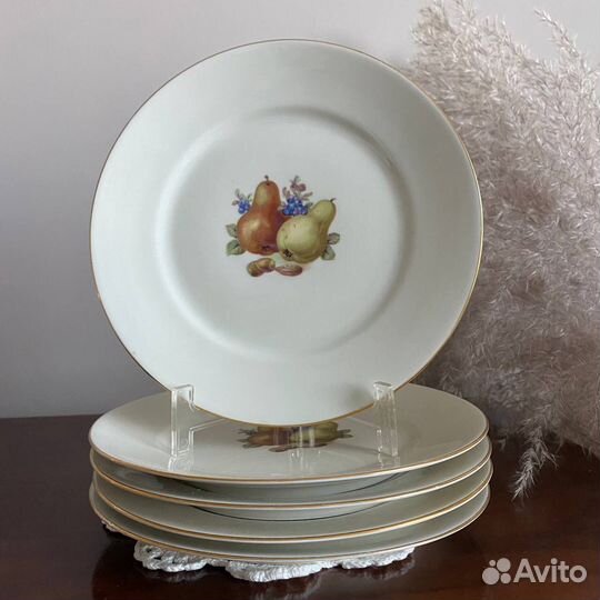 Тарелки с фруктами