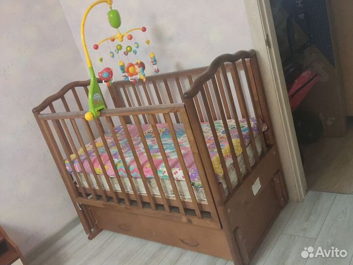 Детская кроватка с маятником и ящиком