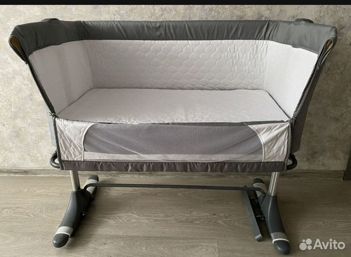 Детская кроватка с маятником