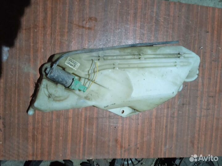 Бачек омывателя Пежо 206