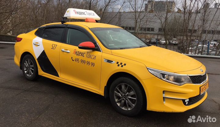 Водитель Яндекс такси на своем авто