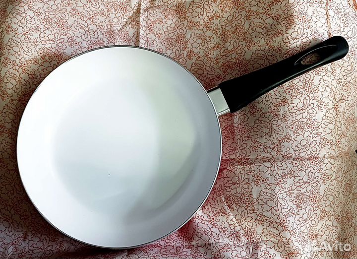 Сковороды новые