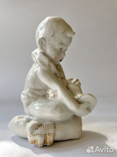 Статуэтка Мальчик на подушке Песочное