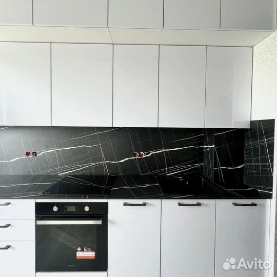 В потолок кухня на заказ