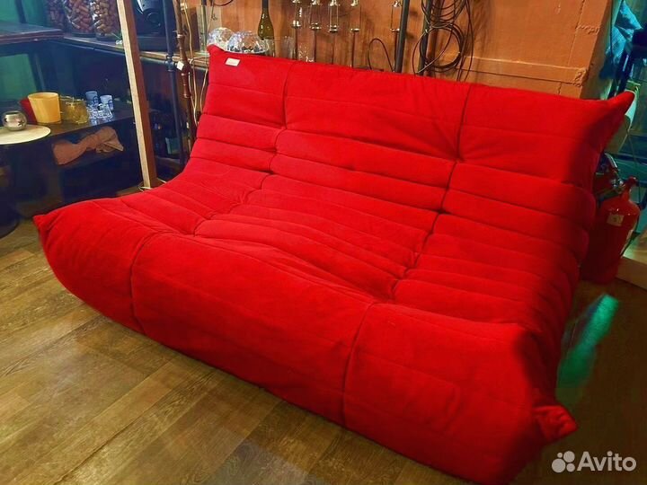 Красный диван маршмеллоу
