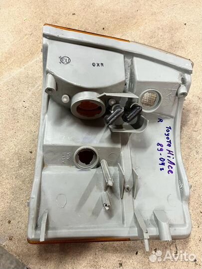 Поворотник, габарит правый передний Toyota Hiace