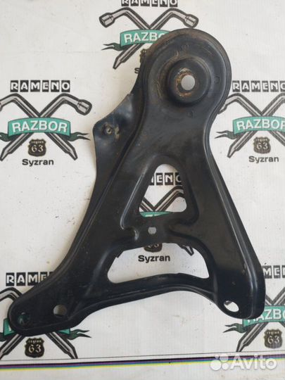 Крепление балки подвески переднее левое Toyota