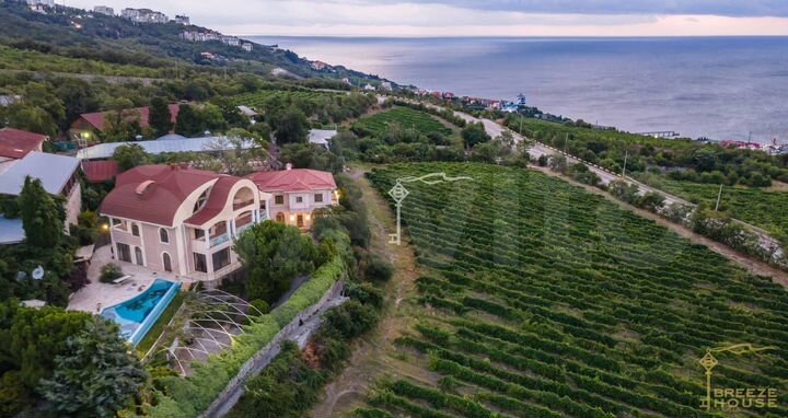 Дом 677 м² на участке 17 сот.