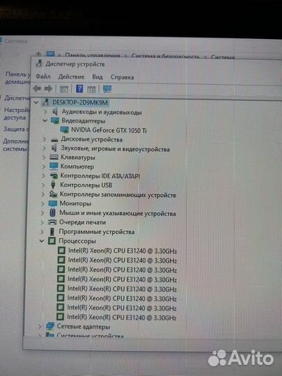 Игровой компьютер с монитором и клавиатурой