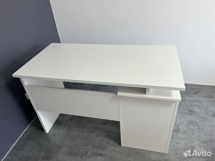 Стол компьютерный с ящиками белый