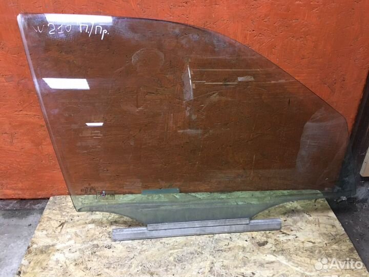Стекло переднее правое Mercedes w210