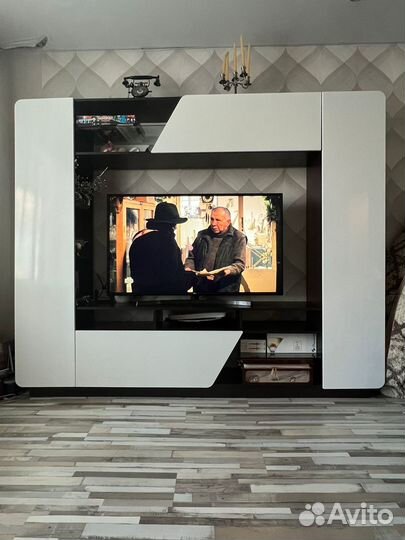 Тумба под телевизор белая