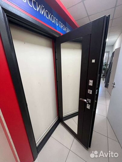 Дверь входная металлическая с зеркалом и без