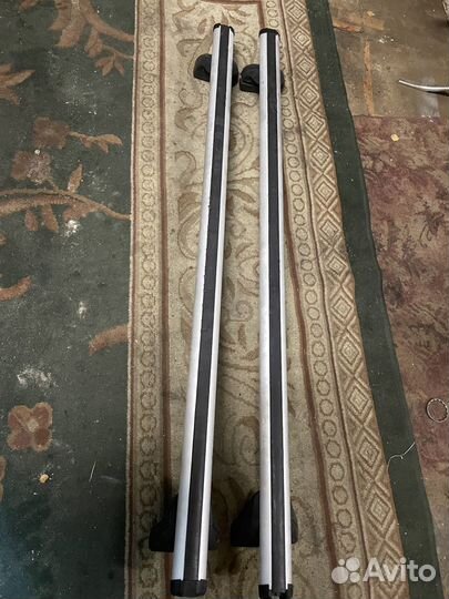 Две поперечины и замки Thule на крышу Land Rover