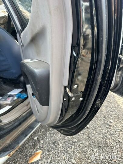 Замок двери задний правый Mitsubishi L200 пикап