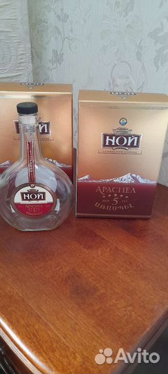 Коробка и бутылка: элитный виски, коньяка Ной