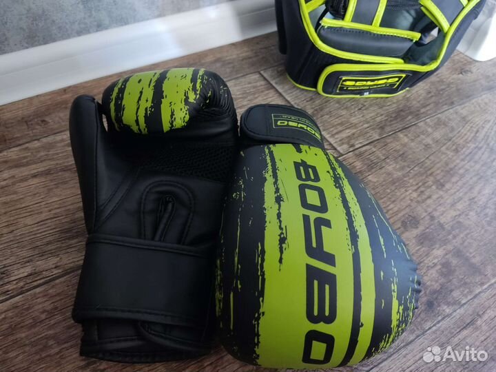 Боксерские перчатки, шлем